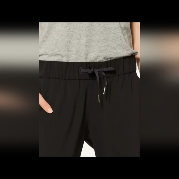 LULULEMON On the Fly Pant in black. Size 2 - Picture 16 of 16